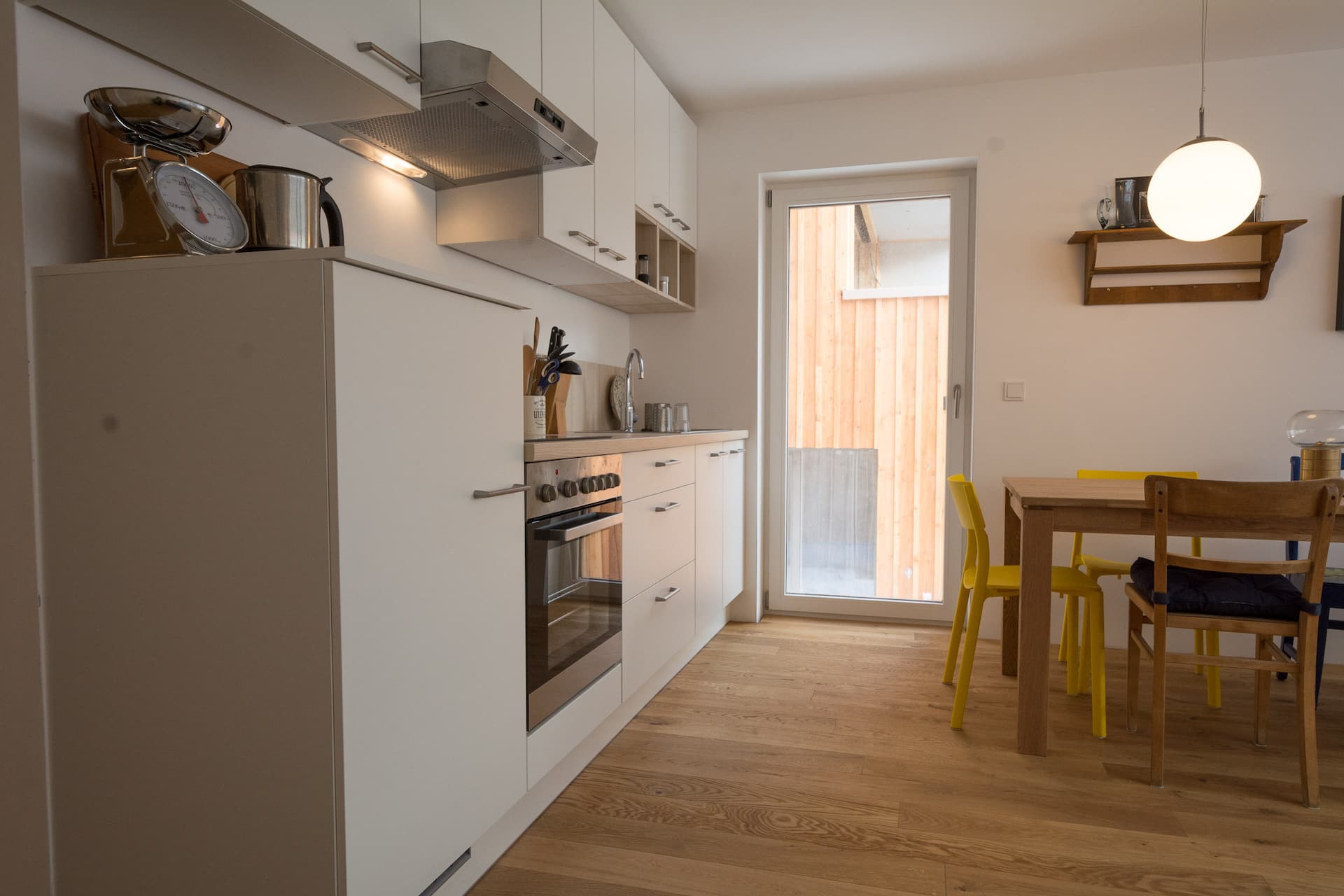Esstisch in der Wohnküche des Business Apartments Sankt Anton